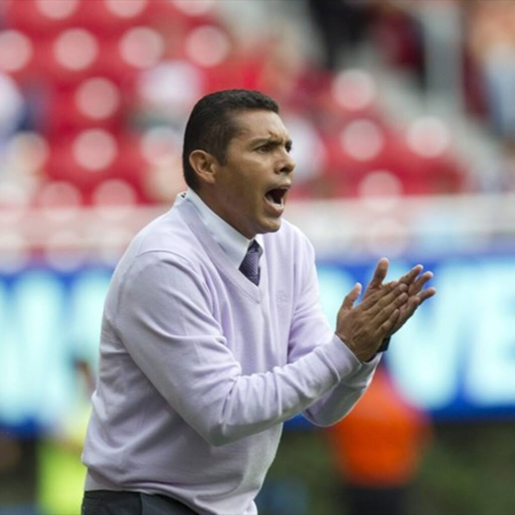 Ramón Morales como director técnico, dando indicaciones desde la cancha