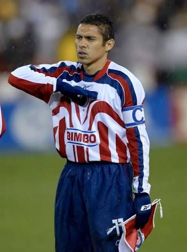 Ramón Morales como jugador, con el uniforme de Chivas y el gafete de capitán